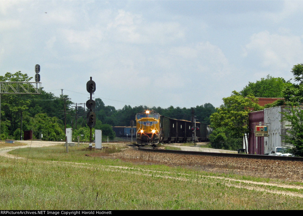 UP 4722 leads train Q478 across Hamlet Avenue